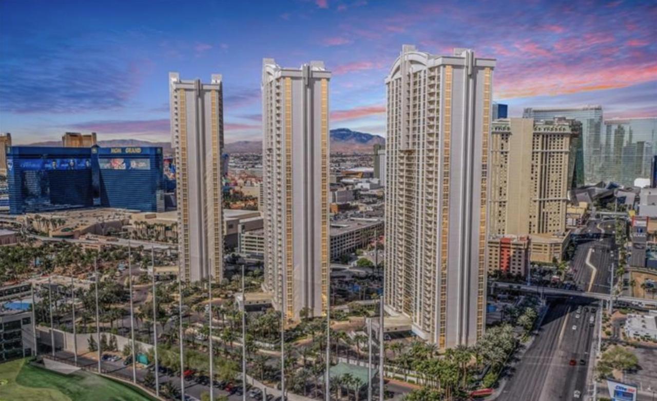 Balcony Full Strip View Suite Mgm Signature Free Valet Las Vegas Exterior foto